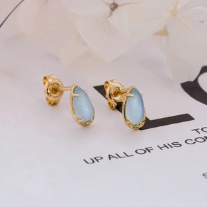 Elegantes pendientes de gota dorados con gemas azul claro de estilo vintage minimalista