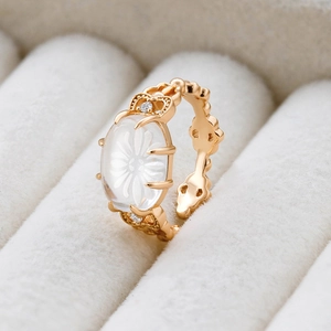 Détail de la manchette d'oreille en argent doré 14K avec cristal blanc et motif marguerite