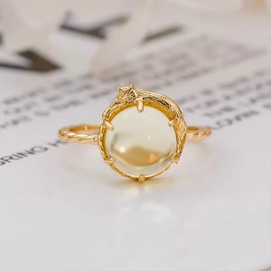Dettaglio dell'anello a gatto placcato oro 14k con quarzo lemon tondo grande
