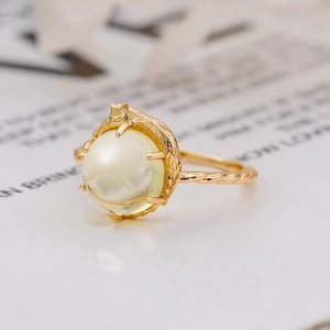 Dettaglio macro dell'anello a gatto placcato oro 14k con quarzo limone sferico