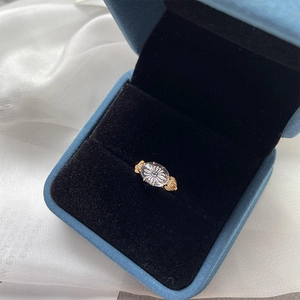Détail de la bague en argent plaqué or 14K avec cristal blanc et motif marguerite