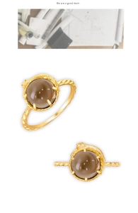 Detalle del anillo de gato en plata bañada en oro de 14k con cuarzo ahumado y banda trenzada