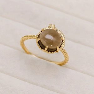 Detalle de anillo de gato en plata S925 bañada en oro 14k con citrino marrón y banda