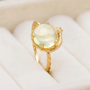 Macro di un anello a volpe in oro 14k con quarzo limone e struttura a corda intrecciata