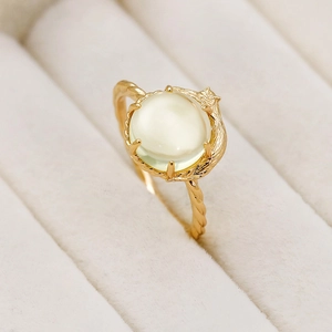 Vista macro dell'anello in argento placcato oro 14k con cristallo e design gatto