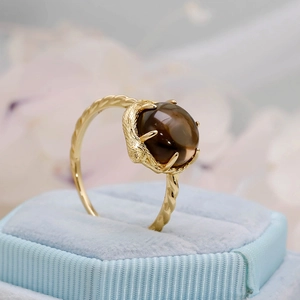 Anillo de plata S925 chapado en oro con piedra ojo de gato y banda trenzada en estuche