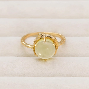 Dettaglio macro dell'anello in argento S925 placcato oro 14k con gatto e cristallo limone