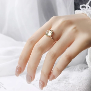 Dettaglio anello in argento S925 placcato oro 14k con quarzo limone e fascia a treccia