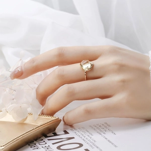 Vista dettagliata di un anello in argento S925 placcato oro 14k con quarzo citrino