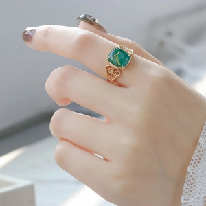 Detailed side view of vintage S925 silver ring featuring malachite stone and hollow filigree
