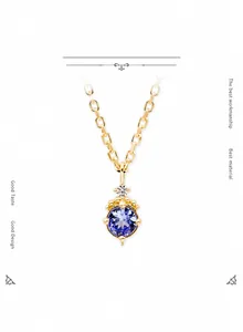 Macro d'un collier en argent S925 avec tanzanite violette ronde et pendentif en zircon blanc