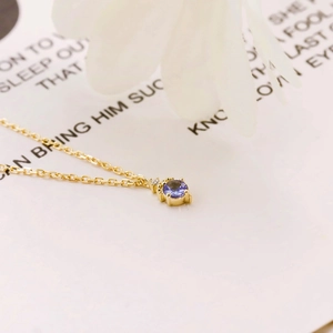 Détail du collier en argent S925 avec pendentif tanzanite et chaîne dorée