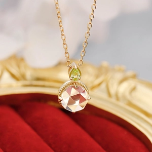 Makroaufnahme der 14k vergoldeten S925 Silberkette mit grünen und lila Edelsteinen