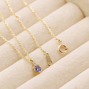 Détail macro du collier en argent S925 avec tanzanite, fermoir à ressort et pierre fine