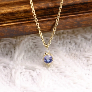 Détail du collier en argent S925 avec pendentif en tanzanite violette sur chaîne dorée