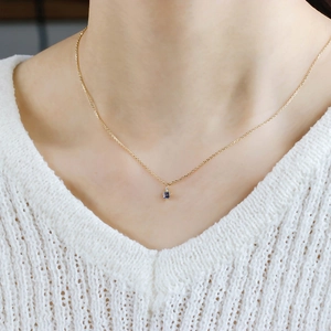 Gros plan d'un collier élégant en argent S925 doré avec pendentif tanzanite sur un mannequin