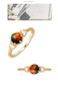 Détail macro d'une bague vintage en argent S925 avec pierre colorée et anneau