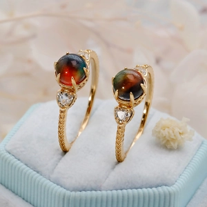 Macro de bagues en argent doré avec opales sur une boîte à bijoux en velours bleu
