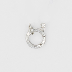 Connecteur de pendentif rond en argent S925 texture martelée avec fermoir à ressort