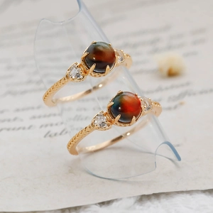 Détail d'une bague vintage en argent S925 avec pierre de cristal et zircons en forme de cœur
