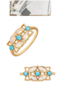 Détails macro de la bague vintage en argent S925 avec opale et turquoise sur fond blanc