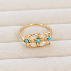 Bague vintage en argent S925 avec turquoise et opale, monture dorée évidée en gros plan