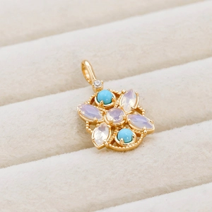 Detalle macro del colgante floral vintage de plata S925 con opale y turquesa