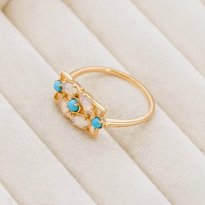 Détail d'une bague rétro en argent S925 doré avec turquoise et opale en vue macro