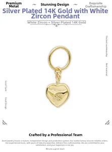 Vista dettagliata del ciondolo a cuore in argento placcato oro 14K con rilievo a mano