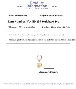 Dettaglio di un ciondolo a cuore in argento S925 e oro 14K con rilievo e dimensioni