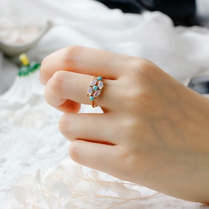 Bague vintage en argent S925 avec opale et turquoise sur une main féminine élégante