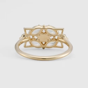 Bague vintage ajourée en argent S925 doré avec quatre opales ovales à l'éclat nacré