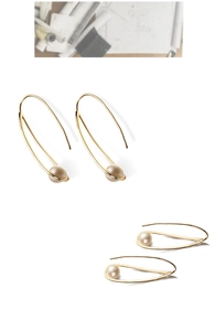 Detail of minimalist 14K gold-plated S925 silver teardrop earrings with freshwater pearls