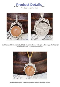 Dettaglio del ciondolo reversibile in argento S925 con pietra di luna arancione e incisioni