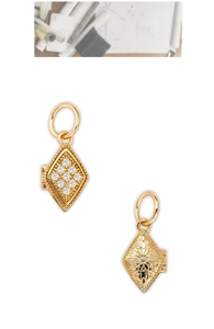 Detailweergave van de dubbelzijdige 14k vergulde S925 zilveren ruitvormige hanger