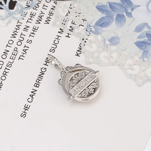 Dettagli macro del ciondolo reversibile in argento S925 con eleganti incisioni floreali