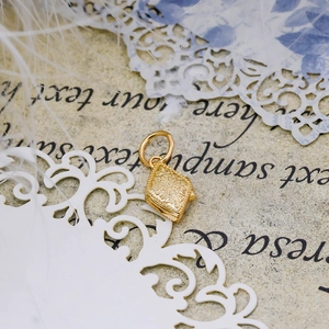 Macro-opname van een gouden vintage medaillon met zonnebloemreliëf op oud papier