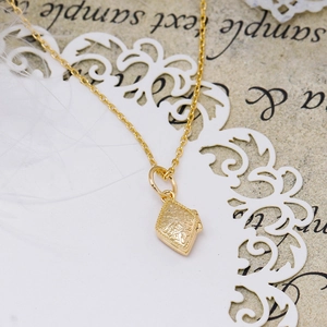 Detail van de 14k vergulde S925 zilveren ruitvormige hanger met vintage gegraveerde bloemen