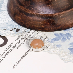 Dettaglio macro del ciondolo S925 vintage francese con pietra di luna arancione e argento