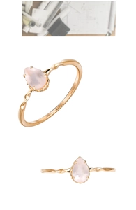 Detailansicht eines Tropfen-Rosa-Kristallrings mit roségoldener Wellenschiene