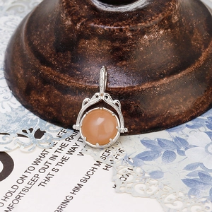 Dettaglio ravvicinato del ciondolo reversibile vintage in argento S925 con pietra di luna