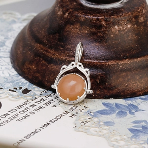Dettaglio del ciondolo reversibile vintage in argento S925 con pietra di luna e conchiglia
