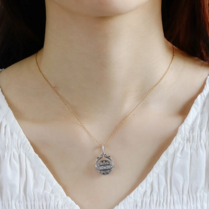 Primo piano della collana vintage S925 con pendente reversibile in pietra di luna