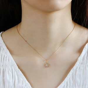 Detail van een 14k vergulde S925 zilveren ketting met schitterende zirkoon hanger sieraad