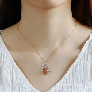 Dettaglio della collana vintage S925 con pendente in pietra di luna e catena d'oro