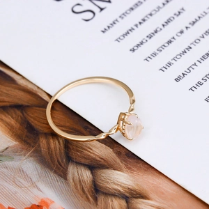 Nahaufnahme des eleganten S925 vergoldeten Rings mit tropfenförmigem rosa Kristallstein