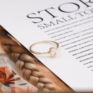 Detailansicht des tropfenförmigen Rosenquarz-Rings mit gedrehter 14K Gold-Schiene