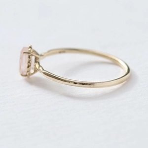 Minimalistischer Ring aus vergoldetem S925-Silber mit einem rosa Quarz in Tropfenform