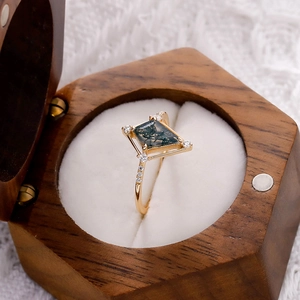 Vue macro de la bague en agate mousse taille cerf-volant sur base en velours d'écrin