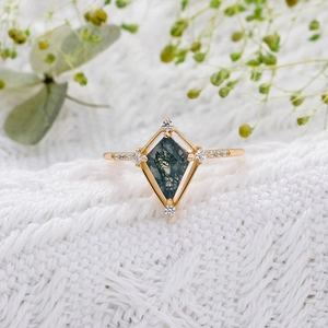 Vue détaillée d'une bague en agate mousse taille cerf-volant avec anneau doré et pierres fines
